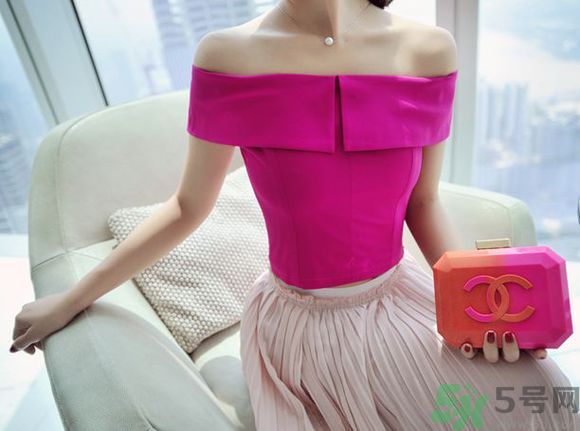一字肩衣服適合什么人？一字肩衣服怎么穿？