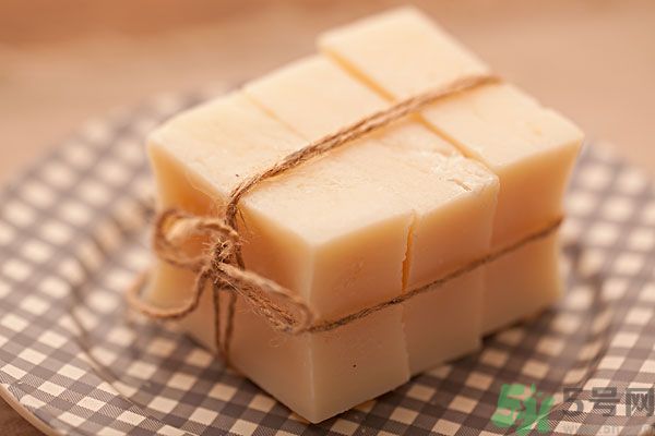 肥皂和沐浴露哪個(gè)好？肥皂和沐浴露的區(qū)別？
