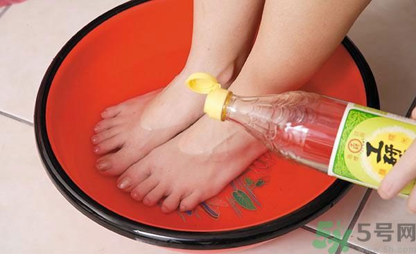 用醋泡腳能治腳臭嗎？泡腳放醋能除腳臭嗎？
