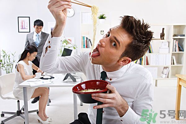 滿漢宴方便面煮著吃泡著吃哪個好？