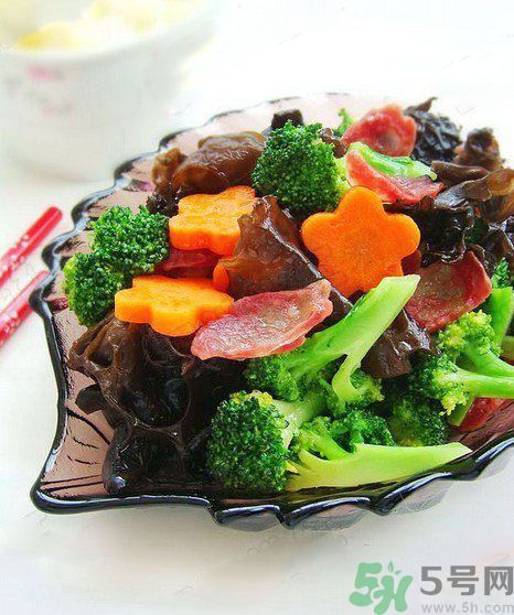 西藍(lán)花炒臘腸怎么做？西藍(lán)花炒臘腸好吃嗎？