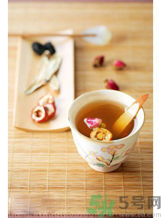 芒果皮發(fā)黑還可以吃嗎？芒果長(zhǎng)黑斑吃了會(huì)怎么樣？