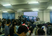 哪個學(xué)校學(xué)校窗戶突然倒塌？男生拼命護(hù)住女生 ！