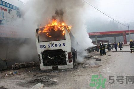 加油過(guò)滿(mǎn)汽車(chē)起火是怎么回事？汽車(chē)加油要注意什么？