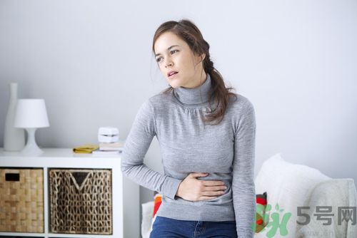 打嗝打不出來(lái)胸悶是怎么回事？打嗝打不出來(lái)胸悶怎么辦？