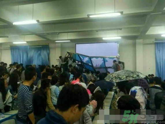 哪個學(xué)校學(xué)校窗戶突然倒塌？男生拼命護(hù)住女生 ！