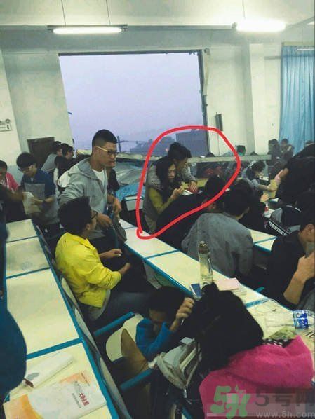 哪個學(xué)校學(xué)校窗戶突然倒塌？男生拼命護(hù)住女生 ！