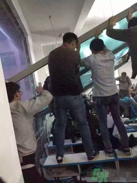 哪個學(xué)校學(xué)校窗戶突然倒塌？男生拼命護(hù)住女生 ！