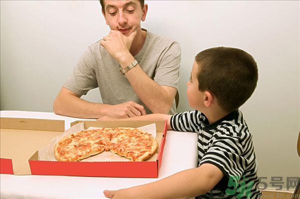 用左手吃飯可以控制食量嗎？可以達到減肥的效果嗎?