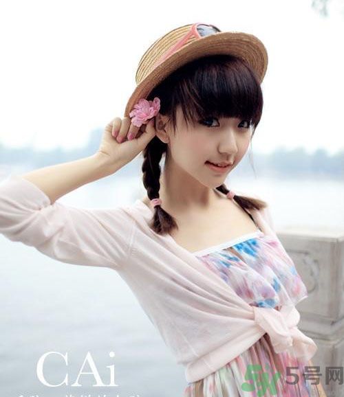 胸小的女生怎么穿衣服好看？胸小的女生怎么穿衣顯得胸大？