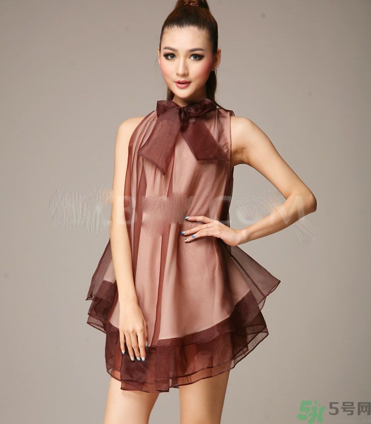 胸小的女生怎么穿衣服好看？胸小的女生怎么穿衣顯得胸大？