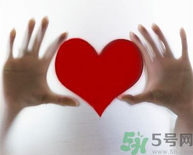 舌頭顏色發(fā)紫是什么原因？舌頭白白的是怎么回事？