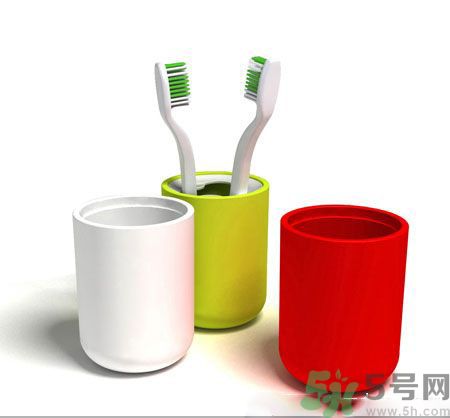 牙齦出血要換牙刷嗎？牙刷多久換一次好？