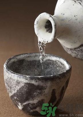 白酒能代替料酒做菜嗎？白酒可以用來做菜嗎？