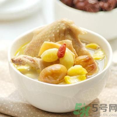 燉雞湯什么時候放鹽？燉雞湯不要先放鹽？