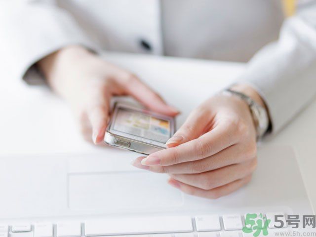低頭族會造成哪些肌膚問題？低頭族要注意什么？