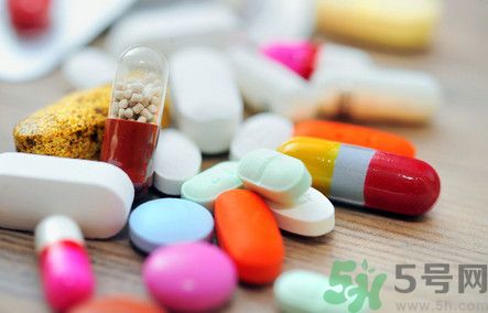 吃了感冒藥還可以喝咖啡嗎？感冒片和咖啡一起吃有什么影響？