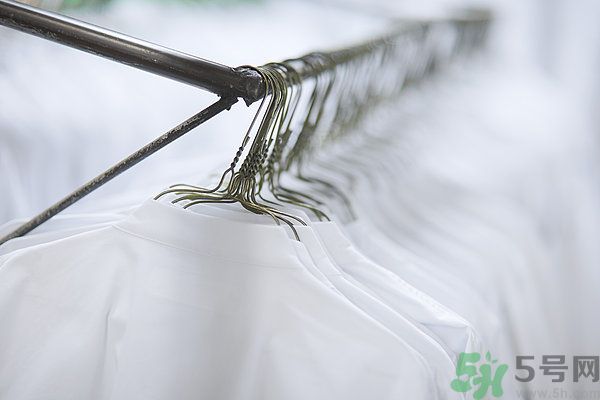 什么面料不容易皺？如何挑選不易皺的衣服？