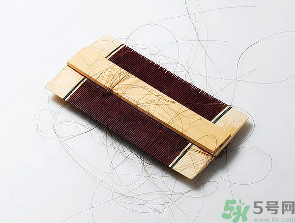 用哪種梳子不容易掉頭發(fā)？用什么梳子梳頭防掉發(fā)？