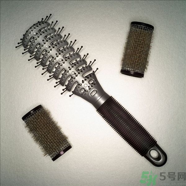 長卷發(fā)應(yīng)該用什么梳子梳頭發(fā)？卷發(fā)用什么梳子最好？
