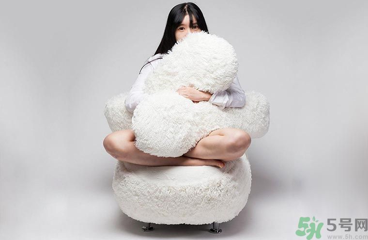 一個(gè)人適合什么樣的沙發(fā)？選購(gòu)沙發(fā)要注意什么？