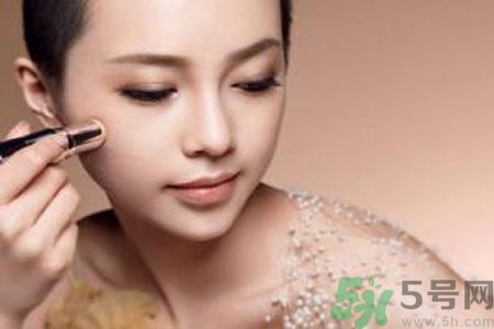 額頭出油是什么原因？額頭出油怎么辦？