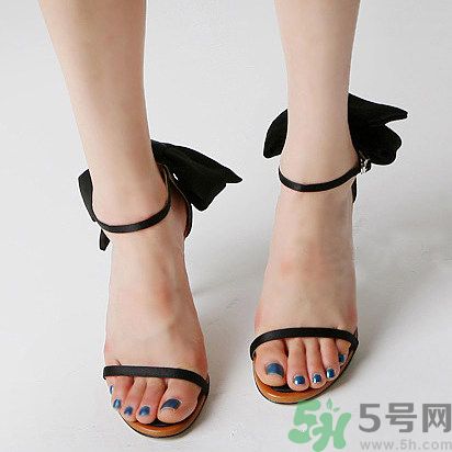 腳心長(zhǎng)水泡是怎么回事？腳心長(zhǎng)水泡怎么辦？