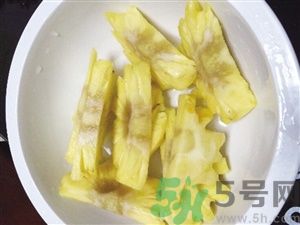 菠蘿里面發(fā)黑是為什么？發(fā)黑的菠蘿能吃嗎？