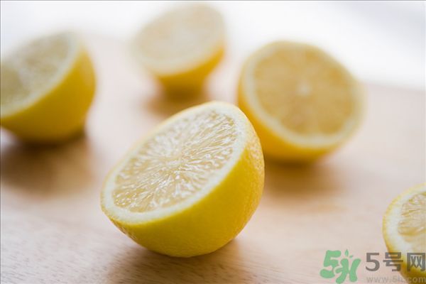 檸檬汁蛋清面粉做面膜能祛斑嗎？檸檬汁蛋清面粉能做面膜嗎？