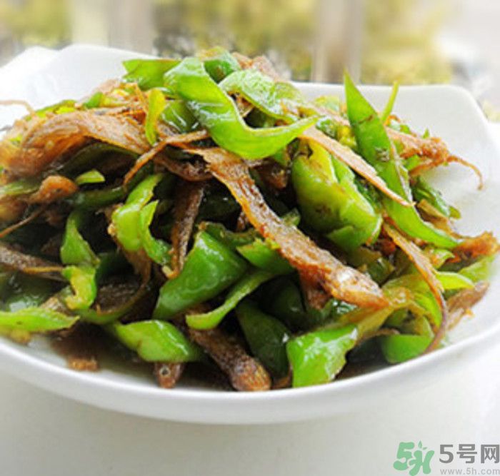 油燜干魚(yú)怎么做的？干魚(yú)怎么炒好吃？