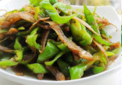 油燜干魚怎么做的？干魚怎么炒好吃？