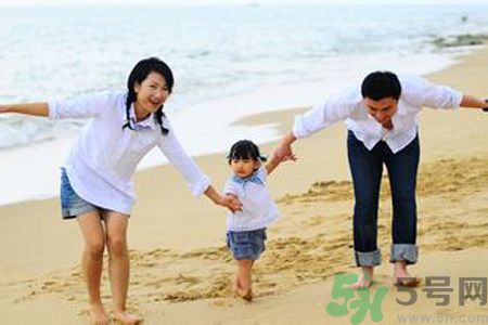 男童ktv熊抱強(qiáng)吻陪唱小姐是怎么回事？如何加強(qiáng)孩子的品德修養(yǎng)？