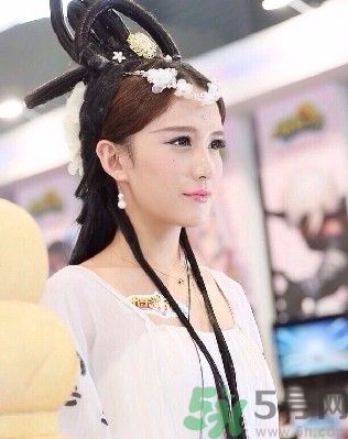 陜西最美媽媽是誰？陜西最美媽媽當(dāng)街哺乳被棄女嬰是怎么回事？