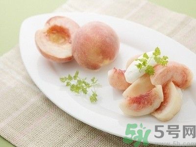 吃桃子臉上癢是怎么回事？吃桃子臉上癢怎么辦？