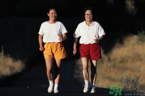 大伯仰頭喝可樂四肢癱瘓是怎么回事？喝可樂真的會癱瘓嗎？