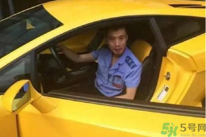 開蘭博基尼上下班的人是誰？開蘭博基尼上下班開的是哪輛公交車？