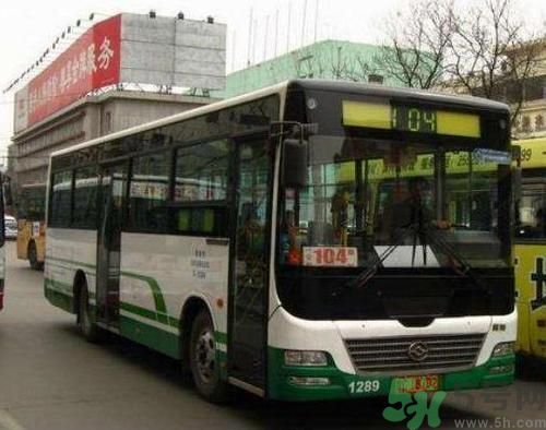 開蘭博基尼上下班的人是誰？開蘭博基尼上下班開的是哪輛公交車？