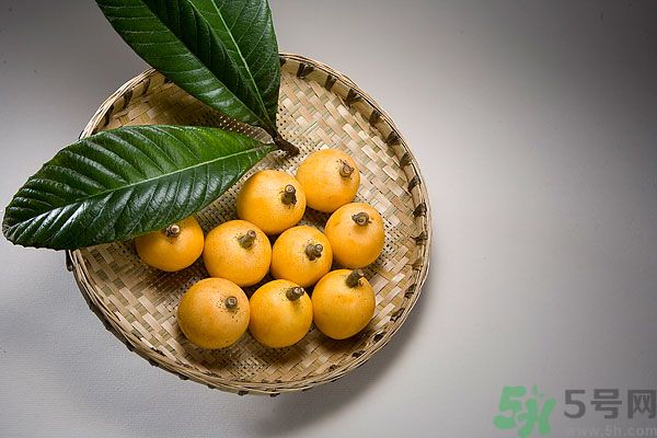 枇杷能跟百合一起煮嗎？ 枇杷能和銀耳一起煮嗎？