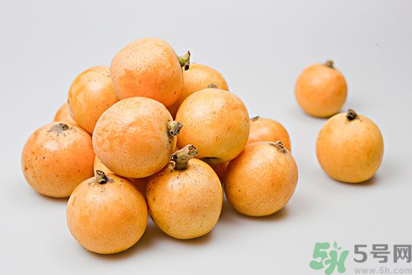 枇杷能跟百合一起煮嗎？ 枇杷能和銀耳一起煮嗎？