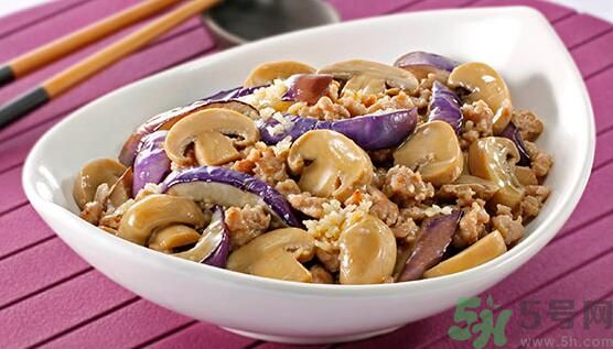茄子可以炒蘑菇嗎？茄子炒蘑菇吃好嗎？