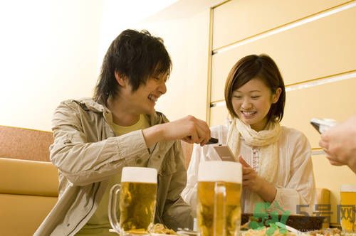 過期啤酒能喝嗎？過期啤酒喝了會怎么樣？