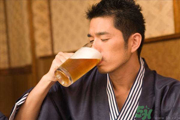 過期啤酒能喝嗎？過期啤酒喝了會怎么樣？