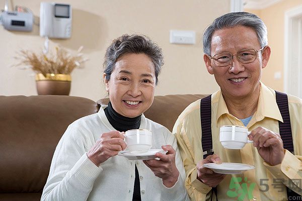 吃楊梅時可以喝茶嗎？吃楊梅時喝茶有什么壞處？