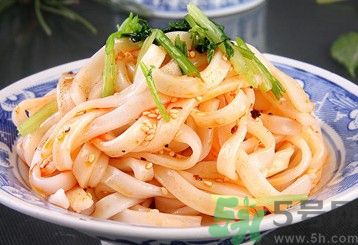 吃涼皮可以喝酸奶嗎？吃涼皮喝酸奶好不好？