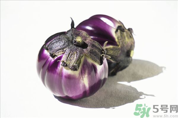 茄子里面有黑點能吃嗎？茄子里面黑了能吃嗎？