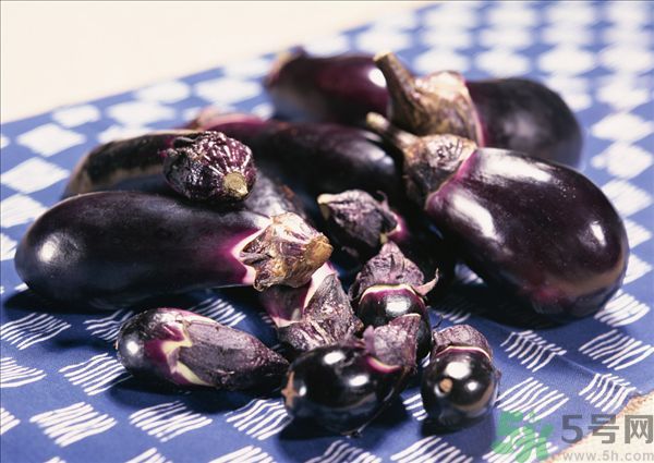 茄子里面發(fā)棕色能吃嗎？茄子里面有褐色能吃嗎？