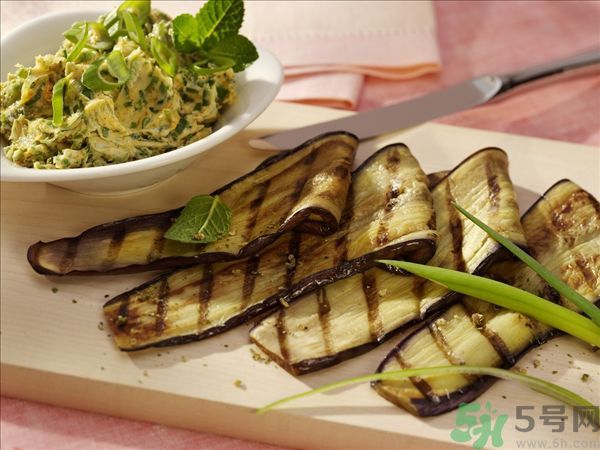 茄子里面發(fā)棕色能吃嗎？茄子里面有褐色能吃嗎？