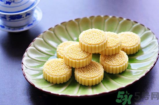 吃綠豆糕能喝啤酒嗎？吃綠豆糕喝啤酒好不好？