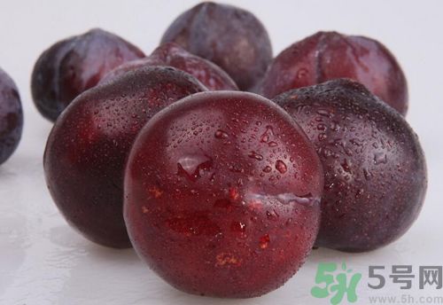 李子紅色甜還是黑色甜？李子黑色的比較甜嗎？