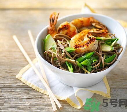 生菜可以和蝦一起吃嗎？生菜和蝦一起吃可以嗎？